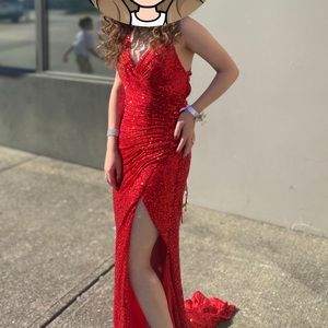 Size : 0 
Bust: 31
Waist :23 
Hips :35